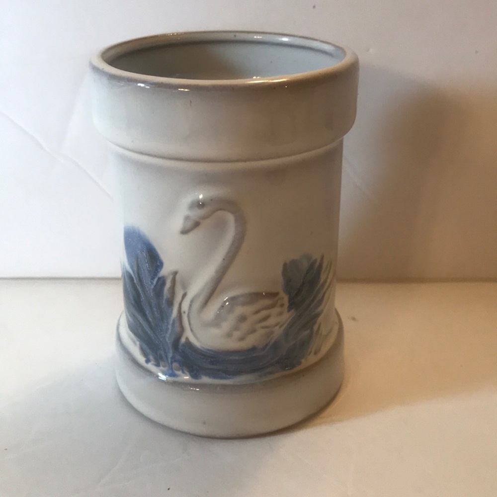 Gift.co Swan Vase/Container